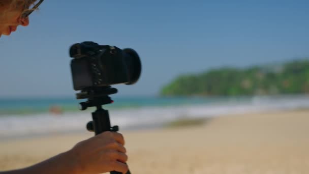 Σγουρά Μαλλιά Influencer Ταινίες Φροντιστήριο Προθήκες Εγκατάσταση Κάμερας Γυναίκα Vlogger — Αρχείο Βίντεο