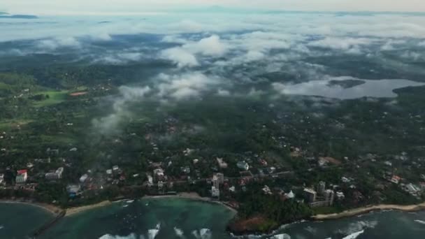 急速な空気のタイムラプスは 風光明媚な景観の変化 気候のコンテンツに最適です 沿岸のハイパーラプスビデオは 熱帯ビーチ 緑豊かな森 海の上に迅速な雲の景色を特徴としています — ストック動画