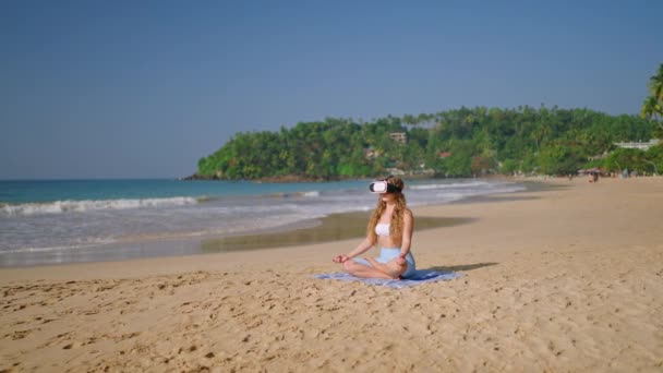 Mujer Auriculares Medita Playa Arena Que Encarna Aislamiento Metaverso Fondo — Vídeo de stock
