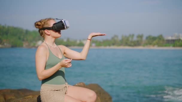 Interakce Digitálním Rozhraním Hraní Rozšířené Realitě Metaverzní Surfování Webu Žena — Stock video