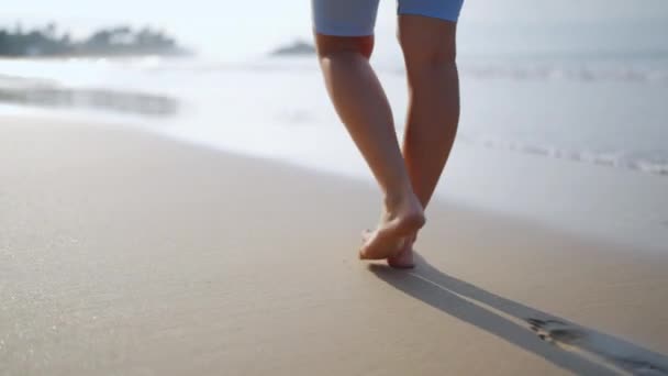 발자국은 해변을 표시합니다 맨발의 사람은 모래사장에서 걸어갑니다 마음챙김 해돋이에 고독을 — 비디오