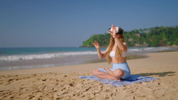포즈를 해안에 평화를 배경에 여자는 해변에서 헤드셋으로 현실은 마음챙김을위한 조용한 — 비디오