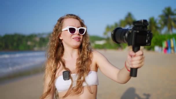 Étapes Dans Sable Parle Lentille Côte Tropicale Ensoleillé Femme Vlogger — Video