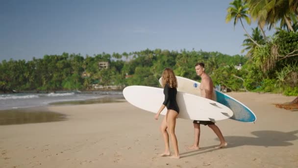 Wysportowany Mężczyzna Szczupła Kobieta Spacerująca Plaży Oceanu Niosąca Deski Surfingowe — Wideo stockowe
