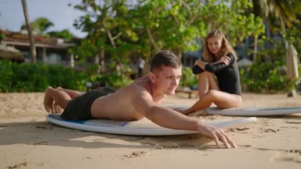 Instruktor Surfingu Trenuje Ładną Kobietę Jak Wiosłuje Wchodzi Deskę Surfingową — Wideo stockowe
