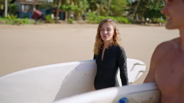 Счастливая Серфингистка Купальнике Гуляющая Пляжу Доской Серфинга Улыбающаяся Разговаривающая Атлетичным — стоковое видео