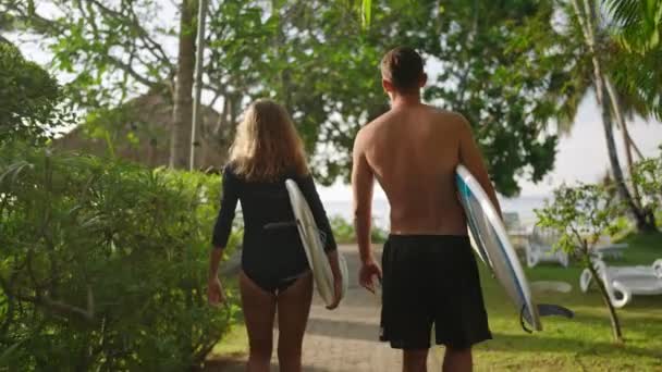 Pareja Romántica Con Tablas Surf Caminando Hacia Las Olas Del — Vídeo de stock