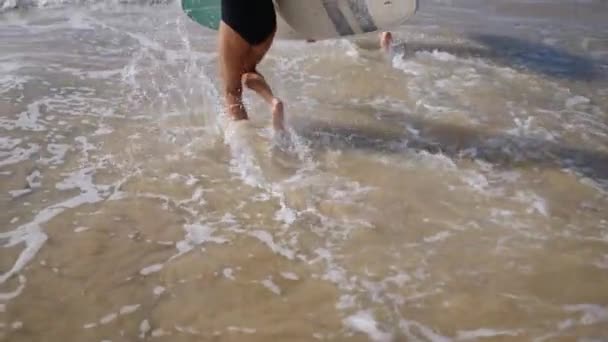 Viajando Pareja Caucásica Con Tablas Surf Corriendo Orilla Arenosa Agua — Vídeo de stock