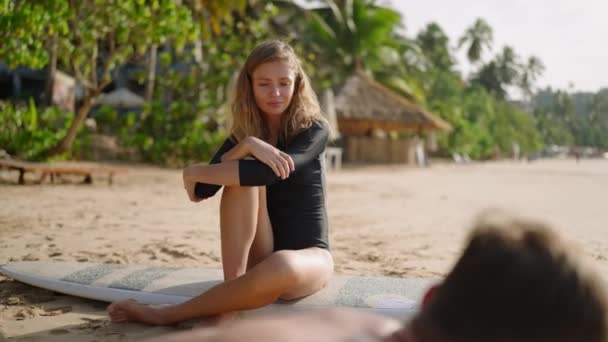 Clase Surf Campamento Surf Mujer Aprendiendo Remar Balancearse Subirse Bordo — Vídeo de stock