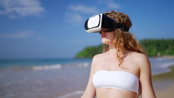 自然の風景は デジタル領域 輝く現実のラインを満たしています 女性はVrヘッドセットのトロピカルビーチでバーチャルワールドを探索し 晴れた環境で没入感を味わうことができます スローモーション — ストック動画