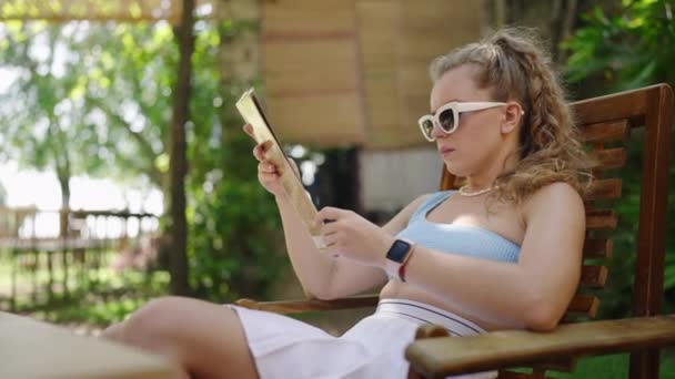 Relaxed Patron Selects Drink Waiter Serves Coffee Woman Sunglasses Browses — Stock Video
