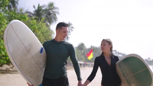 Surfistas Románticos Enamorados Salen Las Olas Del Océano Satisfechos Con — Vídeo de stock