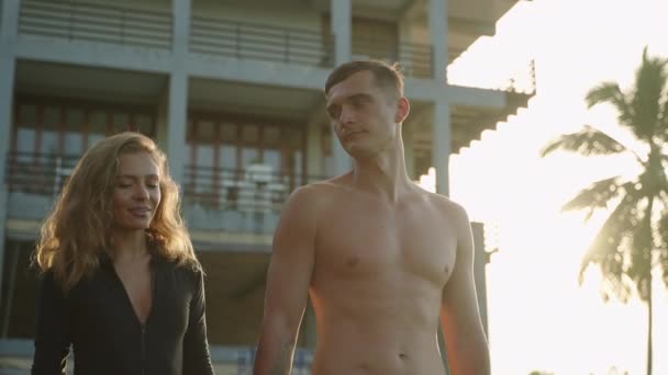 Sportlich Fittes Paar Badeanzügen Das Einem Sonnigen Tag Auf Einem — Stockvideo