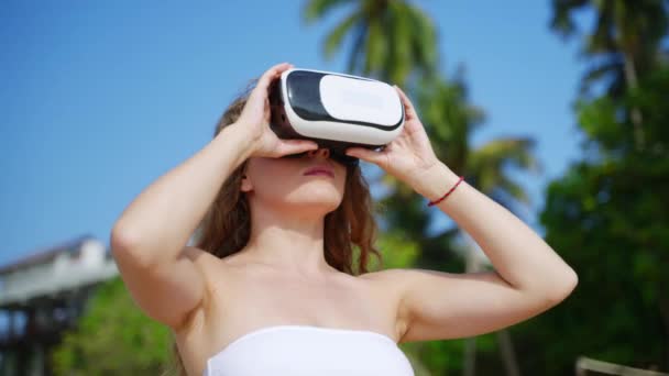 Dorosła Kobieta Odkrywa Wirtualny Wymiar Nosząc Zestaw Słuchawkowy Słonecznej Plaży — Wideo stockowe