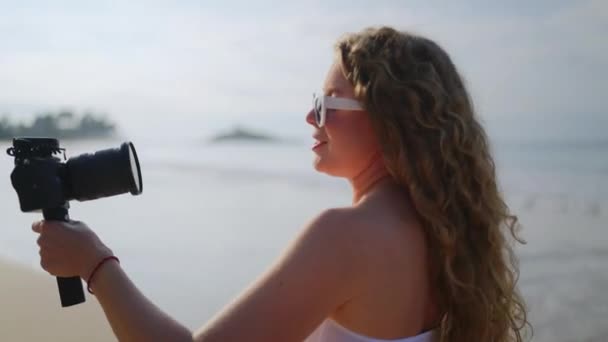 Tvůrce Obsahu Zachycuje Pobřežní Scenérii Používá Bezdrátový Mikrofon Pro Vymazání — Stock video
