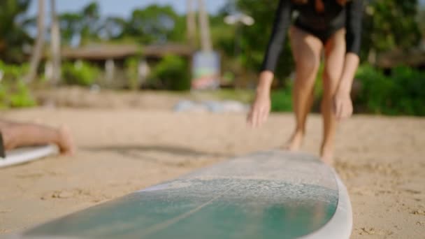 Początkujący Surferka Kobieta Bierze Lekcje Surfingu Obozie Odwrotu Szczupła Blondynka — Wideo stockowe