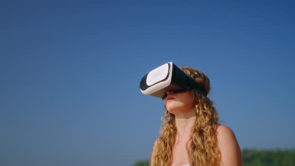 Erreicht Achtsamkeit Genießt Virtuelle Therapiesitzungen Frau Trägt Headset Meditiert Sonnigen — Stockvideo