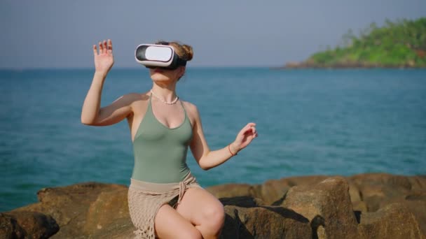Experiencia Realidad Virtual Por Mar Tecnología Interactiva Pose Meditación Mujer — Vídeo de stock