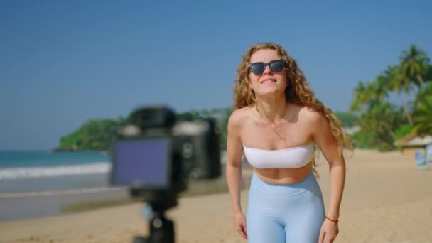 Stijlvolle Outfit Vlogger Levensstijl Curly Haired Vrouwelijke Records Dans Routine — Stockvideo