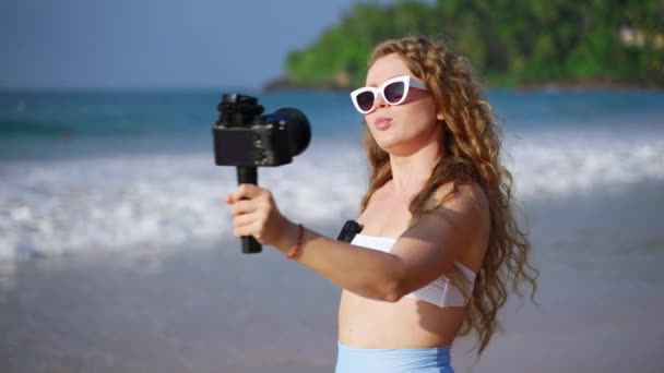 Content Creator Meeresabenteuer Lifestyle Vlog Reise Influencer Filme Tropenstrand Mädchen — Stockvideo