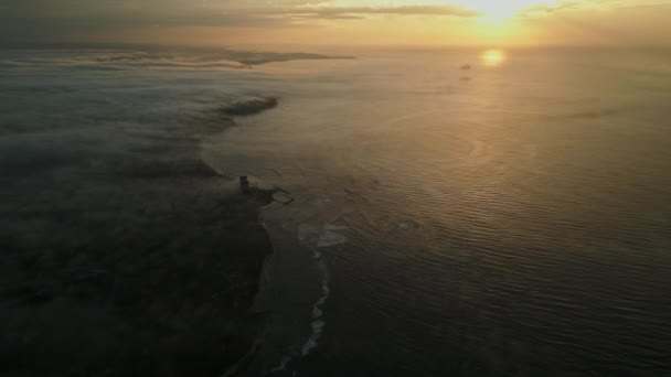 Wschód Słońca Nad Tropikalną Wyspą Pokrytą Mgłą Świt Nad Spokojnym — Wideo stockowe