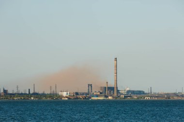 Sakin göl, endüstriyel kirlilik ve iklim değişikliği temalı fabrika emisyonları. Gökyüzü açık, sanayi manzarası