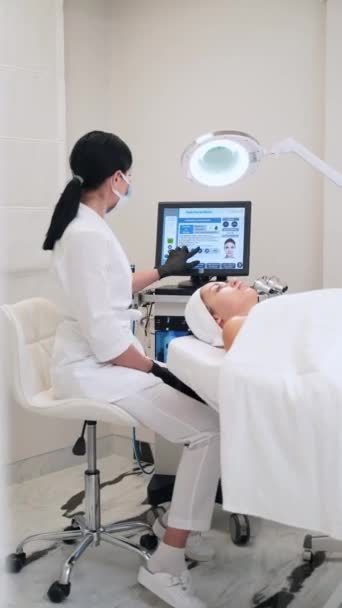 Skincare Expert Uses Hydro Dermabrasion Exfoliation Rejuvenation 在现代温泉疗养中 美容师在病人身上做面膜 女性接受面部皮肤发亮的抗衰老治疗 — 图库视频影像