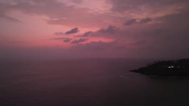 日落时分 天空在海洋上空的戏剧化 空中脱落下来的镜头显示了快速移动的云彩 海岸轮廓 时间变化的效果突出了背景或自然主题的黄昏色调理想 — 图库视频影像