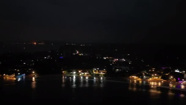 Kıyı Kenti Işıkları Yukarıda Parlayan Yıldızlar Gibi Okyanus Dalgalarını Yansıtır — Stok video
