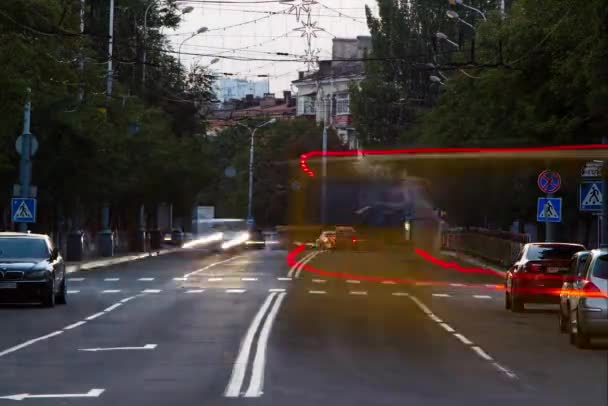 2013 Mariupol เครน ถนนม ไฟหน ารถและไฟท ายต ดตามถนนในเม องค ไทม — วีดีโอสต็อก