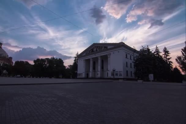 2013 Mariupol Ukraina Teatr Dramatyczny Pusty Plac Przelotne Cienie Migrujące — Wideo stockowe