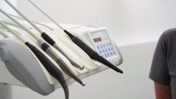 Instrumenty Stomatologiczne Nowoczesnej Klinice Stomatologicznej Dentyści Biorą Kamerę Wewnątrzustną Zbadać — Wideo stockowe