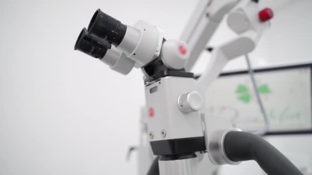 現代医学研究所の回転式二重双眼鏡が付いている顕微鏡 遺伝子診断センターの最新機器 ワクチン開発 バイオテクノロジー 歯科クリニックの外科顕微鏡 — ストック動画