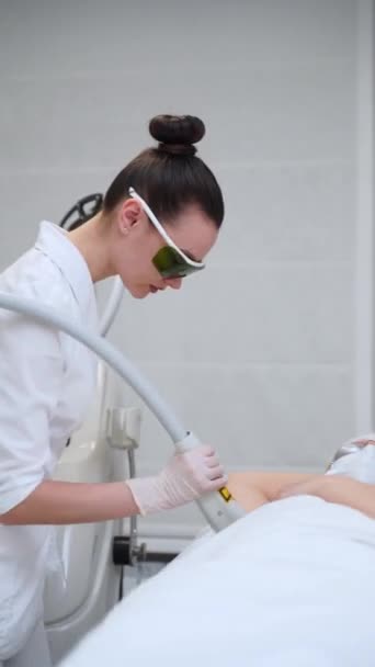安全眼镜 精密度 美容外科诊所设置 熟练的美容师对客户腋下进行激光脱毛 光滑的皮肤 无痛的程序 美容治疗 卫生护理 — 图库视频影像