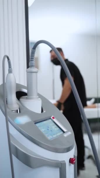 비침범성 마사지 셀룰라이트 치료사는 클리닉에서 내구성 기계를 사용하여 셀룰라이트 치료를 — 비디오
