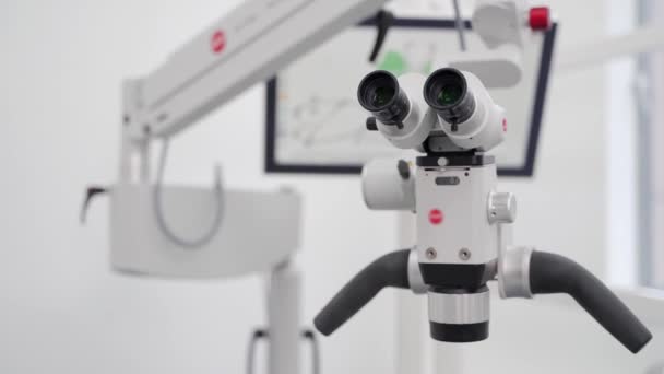 Tandkirurgiskt Mikroskop Med Roterande Kikare Moderna Tandläkarkontor Använda Mikroskop Tandmikrokirurgi — Stockvideo