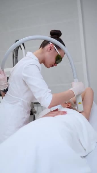 专业的护肤治疗 现代美容术 在诊所进行激光脱毛 治疗师治疗病人腋窝 光洁肌肤安全脱毛美容业服务 — 图库视频影像