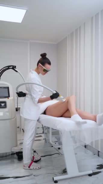 Trvalý Proces Depilace Ženské Nohy Zajišťuje Hladkou Pokožku Laserové Odstranění — Stock video