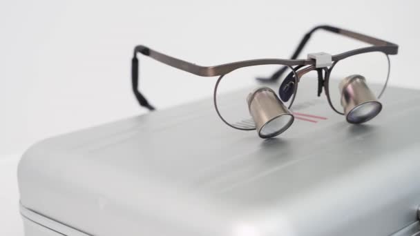 Nahaufnahme Einer Fernglaslupe Auf Einem Silbernen Koffer Ferngläser Verwendung Von — Stockvideo