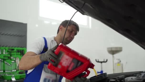 Technicus Werkt Aan Voertuig Vloeistof Vervangen Filter Vernieuwing Automotive Service — Stockvideo