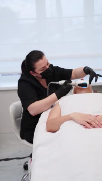 皮をきつく締めること 若返りのための非侵襲的な反老化の顔の処置 専門の美学者は診療所の顧客の表面でエンドスフェア療法のマッサージを行います スキンケアのコンセプト — ストック動画