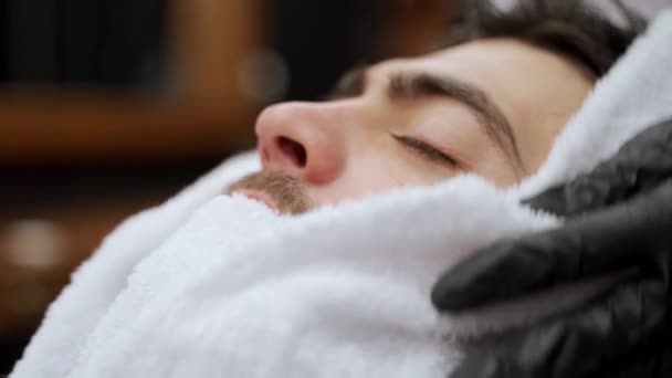 Barber Zlepšuje Klientům Tón Obličeje Úlevu Stresu Díky Odbornému Doteku — Stock video
