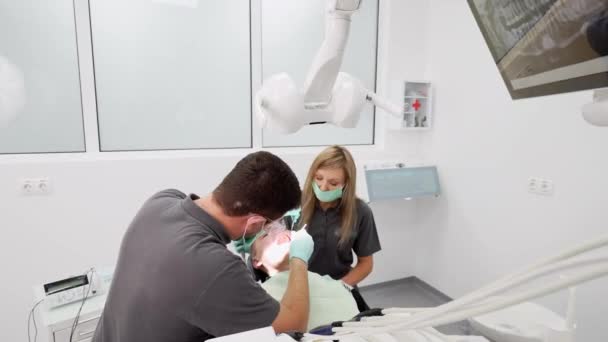 Behandling Tänder Modern Tandklinik Tandläkare Med Assistent Behandla Patient Karies — Stockvideo