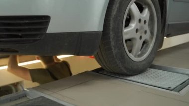 Otomobil tamircisi araba süspansiyonunda hidrolik oyun detektörü, özel ekipmanlarda direksiyon güvenilirliğini test eder, yol güvenliği hizmetini garantiler.