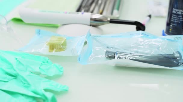 Diş Aletleri Steril Paketlerde Steril Bir Şekilde Stomatoloji Kliniğindeki Masada — Stok video