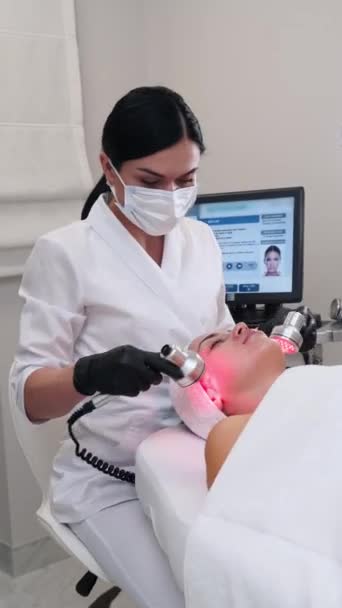 Kosmetikerin Führt Rotes Led Licht Gesichtstherapie Auf Client Moderner Ästhetischer — Stockvideo