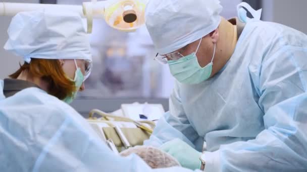 치과에 임플란트의 클리닉에서 수술하는 외과의사와 간호사 임플란트 팀워크 의사와 클로즈업 — 비디오