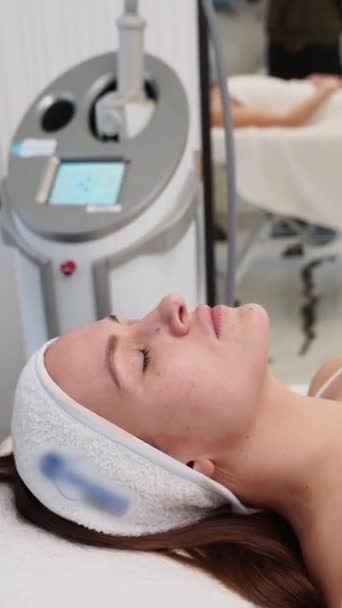 Πελάτης Απολαμβάνει Προηγμένη Θεραπεία Περιγράμματος Skincare Επαγγελματίας Εκτελεί Ενδοσφαιρική Θεραπεία — Αρχείο Βίντεο
