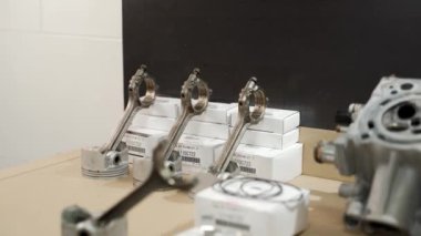 Motorlu taşıtlar için yeni OEM parçaları olan atölye sahnesi. Otomatik mekanik motor montajı, üstteki kamera, bağlantı çubukları, pistonlar kullanılarak yapılır. Tamir servisinde tamircilik. DIY motor montaj süreci.