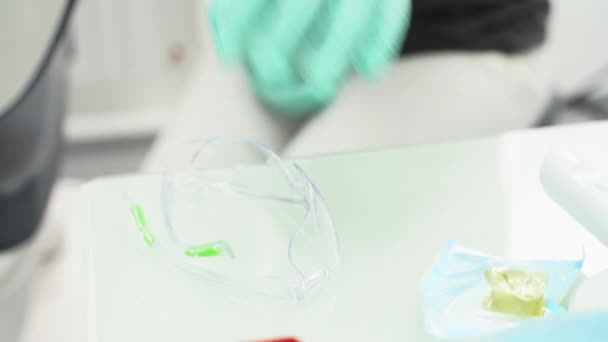 Dentystka Zakłada Okulary Ochronne Nowoczesnej Klinice Dentystycznej Chirurg Jamy Ustnej — Wideo stockowe